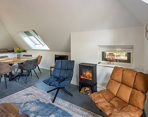 Moderne binnenruimte van Vakantiewoning Sprielderbosch 44 Green Balance in Putten, Veluwe met knusse zithoek.