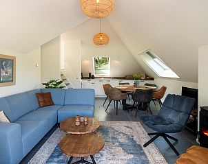 Ruime woonkamer van Vakantiewoning Sprielderbosch 44 Green Balance in Putten, Veluwe, met moderne inrichting.