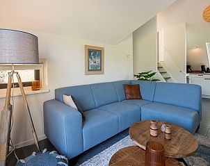 Gezellige zithoek in Vakantiewoning Sprielderbosch 44 Green Balance, vakantiehuis in Putten, Veluwe met blauwe bank.