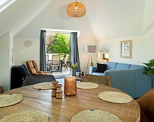 Eetkamer in Vakantiewoning Sprielderbosch 44 Green Balance, vakantiehuis op de Veluwe in Putten, met houten tafel.