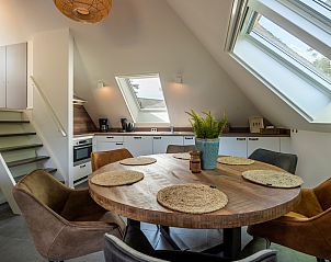 Keuken van Vakantiewoning Sprielderbosch 44 Green Balance in Putten, Veluwe, met moderne apparatuur en houten accenten.