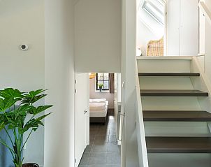 Zolderkamer in Vakantiewoning Sprielderbosch 44 Green Balance, vakantiehuis op de Veluwe in Putten met houten vloer.