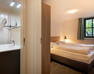 Modernes Badezimmer im Ferienhaus Sprielderbosch 27 De Uitlaat in Putten, Veluwe, mit glatter Oberflche.