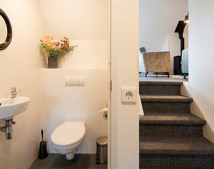 Gemtliche Toilette im Ferienhaus Sprielderbosch 27 De Uitlaat in Putten, Veluwe, mit Blumendekoration.