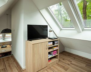 Multimedia-Ecke mit Bchern im Ferienhaus Sprielderbosch 27 De Uitlaat in Putten, Veluwe, gemtliche Unterhaltung.