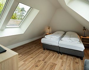 Mansardenzimmer mit Betten im Ferienhaus Sprielderbosch 27 De Uitlaat in Putten, Veluwe, erholsamer Raum.