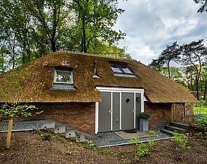 Auenansicht des Ferienhauses Sprielderbosch 27 De Uitlaat in Putten, Veluwe, mit traditionellem Reetdach.