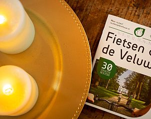 Kerzen und Fahrradbroschre im Ferienhaus Sprielderbosch 27 De Uitlaat in Putten, Veluwe, stimmungsvoll und informativ.