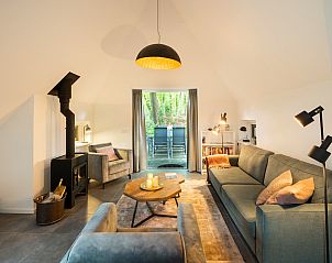 Gemtliches Wohnzimmer mit Kamin im Ferienhaus Sprielderbosch 27 De Uitlaat in Putten, Veluwe.