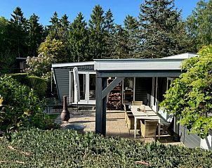 Gemtliches Wohnzimmer im Ferienhaus in Putten, Veluwe, mit Naturthema. Das Ferienhaus in Gelderland bietet rustikalen Charme und eine ruhige Atmosphre.