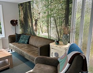 Gemtliches Esszimmer im Cottage in Putten, Veluwe, mit Blick auf den Garten und viel natrlichem Licht, ideales Ferienhaus in Gelderland.