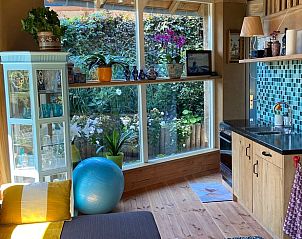 Cozy kitchen in Cottage in Voorthuizen, cottage in Veluwe, Gelderland, overlooking the garden.