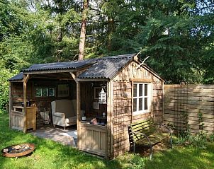 Holzschild mit Aufschrift am Ferienhaus in Voorthuizen, Veluwe, Gelderland, Ferienhaus mit natrlichem Charme.