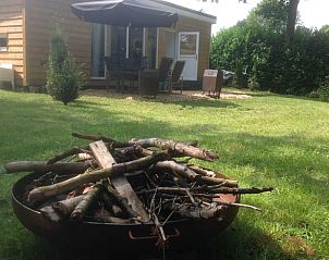 Entspannen Sie sich auf der Terrasse des Ferienhauses in Voorthuizen, Veluwe, Gelderland, umgeben von grner Natur und ruhiger Umgebung.