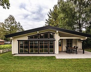 Vakantiehuis de Blokhut in Voorthuizen, Veluwe biedt een charmant terras met uitzicht op groene natuur, ideaal voor ontspanning in Gelderland.