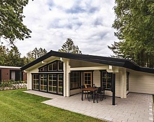 Vakantiehuis de Blokhut in Voorthuizen, Veluwe, Gelderland met een ruime veranda omringd door groene natuur.