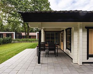Geniet van de serene veranda bij Vakantiehuis de Blokhut in Voorthuizen, Veluwe, omgeven door natuur en rust in Gelderland.