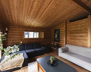 Gezellige woonkamer van Vakantiehuis de Blokhut in Voorthuizen, Veluwe. Geniet van de knusse sfeer in deze houten vakantiewoning.