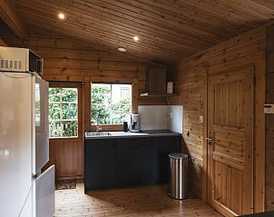 Gezellige keuken in Vakantiehuis de Blokhut, Voorthuizen, Veluwe. Houten interieur met moderne voorzieningen voor een comfortabel verblijf.