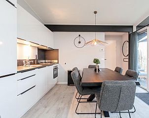 Modern kitchen and dining area in vacation home Top-Nova Scotia, Voorthuizen, Veluwe. Enjoy comfort and style in this beautiful accommodation.