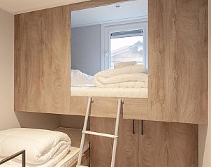 Cozy bedroom in vacation home Top-Nova Scotia, Voorthuizen Veluwe, with bunk beds and wooden trim for a cozy atmosphere.
