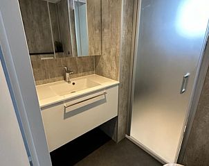 Modern bathroom in vacation home Top-Nova Scotia, Voorthuizen, Veluwe. Stylish sink and shower for a comfortable stay.