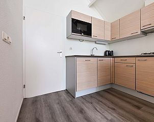 Volledig uitgeruste keuken in vakantiehuis Vaassen, Veluwe, met houten kasten.