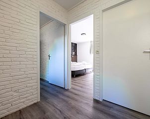 Hal met toegang tot slaapkamers in vrijstaande woning Vaassen, Veluwe.