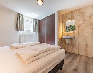 Moderne slaapkamer in vrijstaande woning Vaassen, Veluwe, met en suite wastafel.