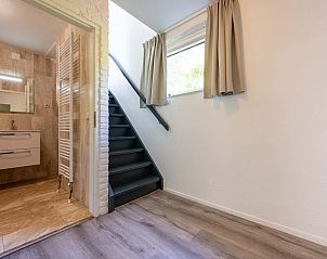 Badkamer met ligbad in vrijstaande woning Vaassen, Veluwe, met moderne afwerking.