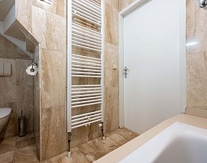 Badkamer met toilet en wastafel in vrijstaande woning Vaassen, Veluwe.