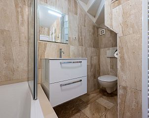 Slaapkamer met groen uitzicht in vakantiehuis Vaassen, Veluwe, met comfortabele bedden.