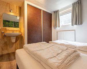 Gezellige slaapkamer in vakantiehuis Vaassen, Veluwe, met natuurlijk licht.