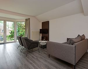 Woonkamer met uitzicht op tuin in vrijstaande woning in Vaassen, Veluwe.