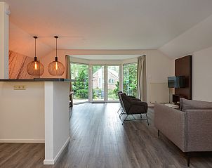 Open woonkamer en eetgedeelte in vakantiewoning in Vaassen, Gelderland.