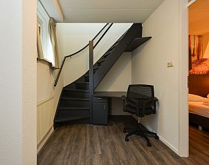 Trap naar bovenverdieping in vrijstaande woning in Vaassen, Veluwe.