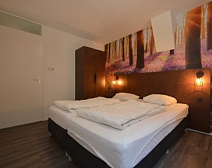 Gezellige slaapkamer in vrijstaande woning in Vaassen, Veluwe, met natuurdecor.