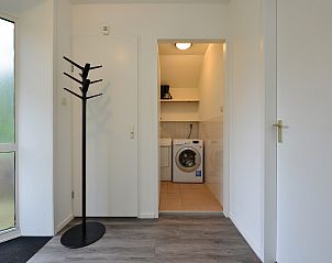 Wasruimte in vrijstaande woning in Vaassen, Veluwe, met wasmachine.