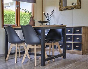 Stijlvolle eethoek in vakantiehuis Hermelijn, Hulshorst, Veluwe met modern design.