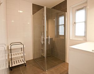 Moderne badkamer in Vakantiehuis Villa Waterfront 6, Hulshorst, Veluwe, Gelderland met glazen douchecabine.