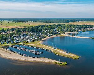 Luchtfoto van de omgeving van Vakantiehuis Villa Waterfront 6, Hulshorst, Veluwe, Gelderland met water en groen.