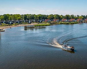 Boottocht op het meer bij Vakantiehuis Villa Waterfront 6, Hulshorst, Veluwe, Gelderland met uitzicht op vakantiehuizen.