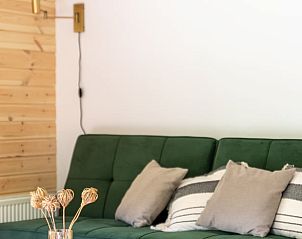 Details van groene bank in vakantiehuis in Hulshorst, Veluwe, Gelderland.