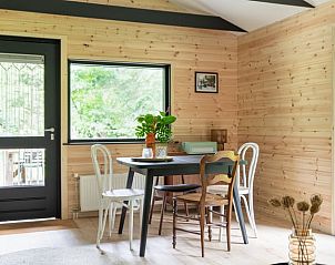 Eethoek in vakantiehuis in Hulshorst met houten tafel, Veluwe, Gelderland.