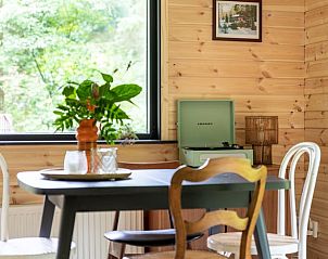 Gezellige eethoek met platenspeler in vakantiehuis in Hulshorst, Veluwe.