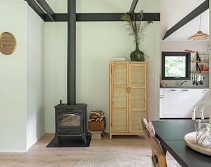 Knusse woonkamer met houtkachel in vakantiehuis in Hulshorst, Veluwe.