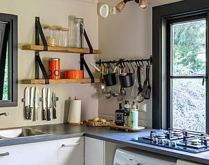 Moderne keuken met uitzicht in vakantiehuis in Hulshorst, Veluwe, Gelderland.