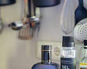 Keukengerei en kruiden in vakantiehuis in Hulshorst, Veluwe, Gelderland.