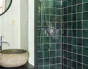 Stijlvolle badkamer met groene tegels in vakantiehuis in Hulshorst, Veluwe.