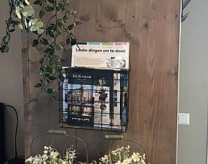 Informatieve wand in Vakantiehuis in Hulshorst met brochures, Veluwe.